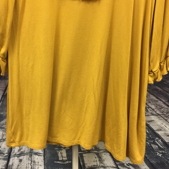 SOLD - Hailey & co top - Picture 5 of 8